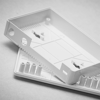Prototyp inom mekanikkonstruktion med kapslingsdetaljer.
